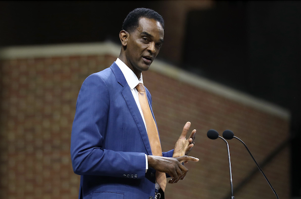 Ralph Sampson was the featured speaker at this year’s Valedictory Exercises. (Photo by Erin Edgerton, University Communications)
